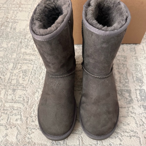 Women’s Uggs size 6 - Picture 2 of 5